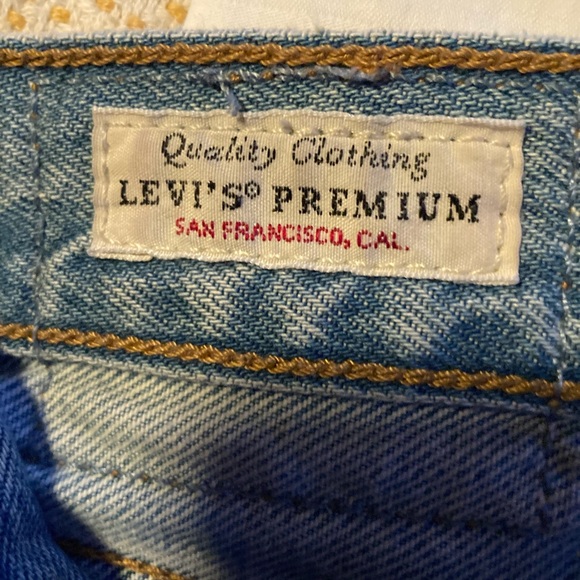 Levi’s Wedgie Straight Distressed Premium Jeans - Picture 4 of 7